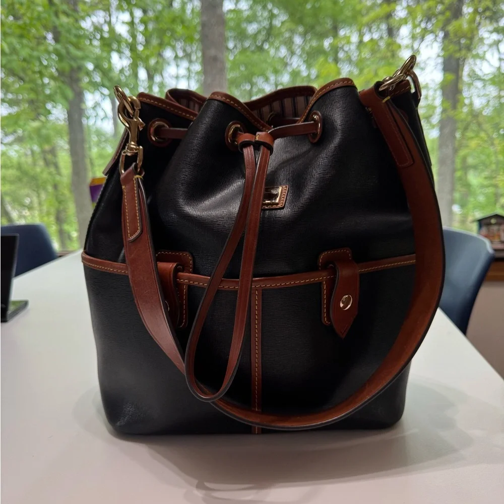 Dooney & Bourke Wayfarer Large Drawstring Leather Bucket Bag - Picture 3 of 10